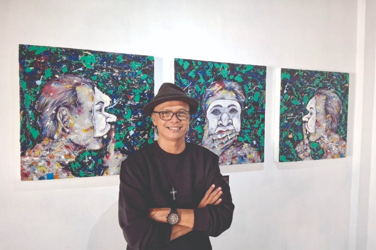 Perupa Tulungagung Sigit Priyananto kembali menggelar pameran lukisan di Sanggar Lukis Matahari. (ADITYA YUDA/RADAR TULUNGAGUNG)