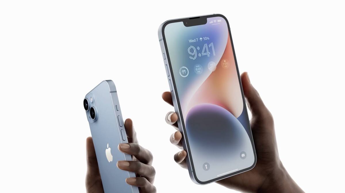 Tiga smartphone yang merepresentasikan seri iPhone 14, iPhone 13, dan iPhone 12, yang harganya anjlok pasca rilisnya iPhone 17 di tahun 2025.