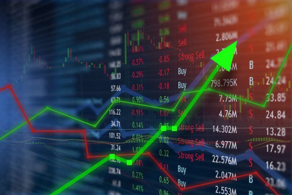 Pergerakan harga saham di Bursa Efek Indonesia mendapat sentimen positif yang mendorong kenaikan IHSG pada 4 November 2025.