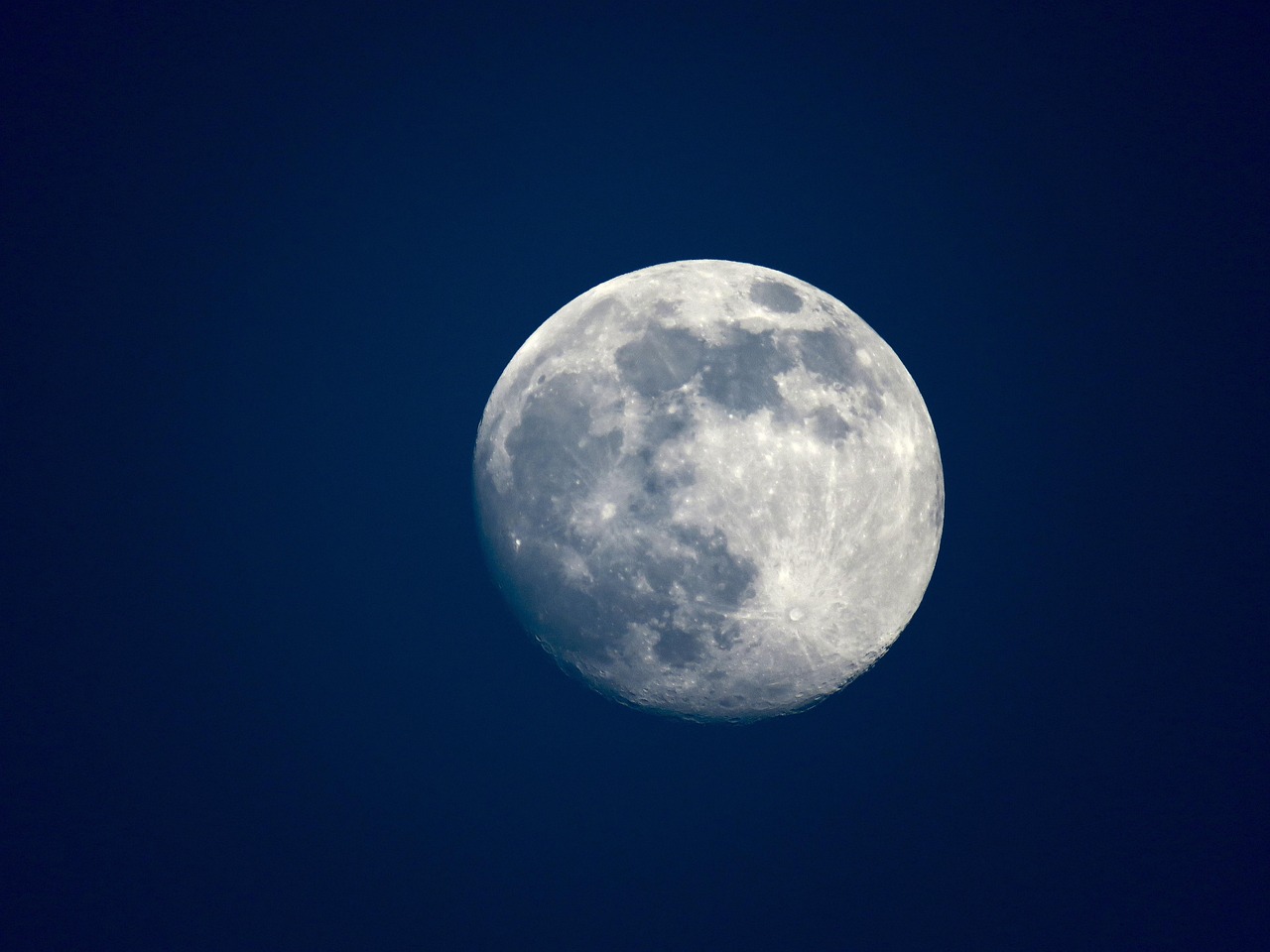 Bulan menghiasi langit pada malam hari. (PIXABAY)