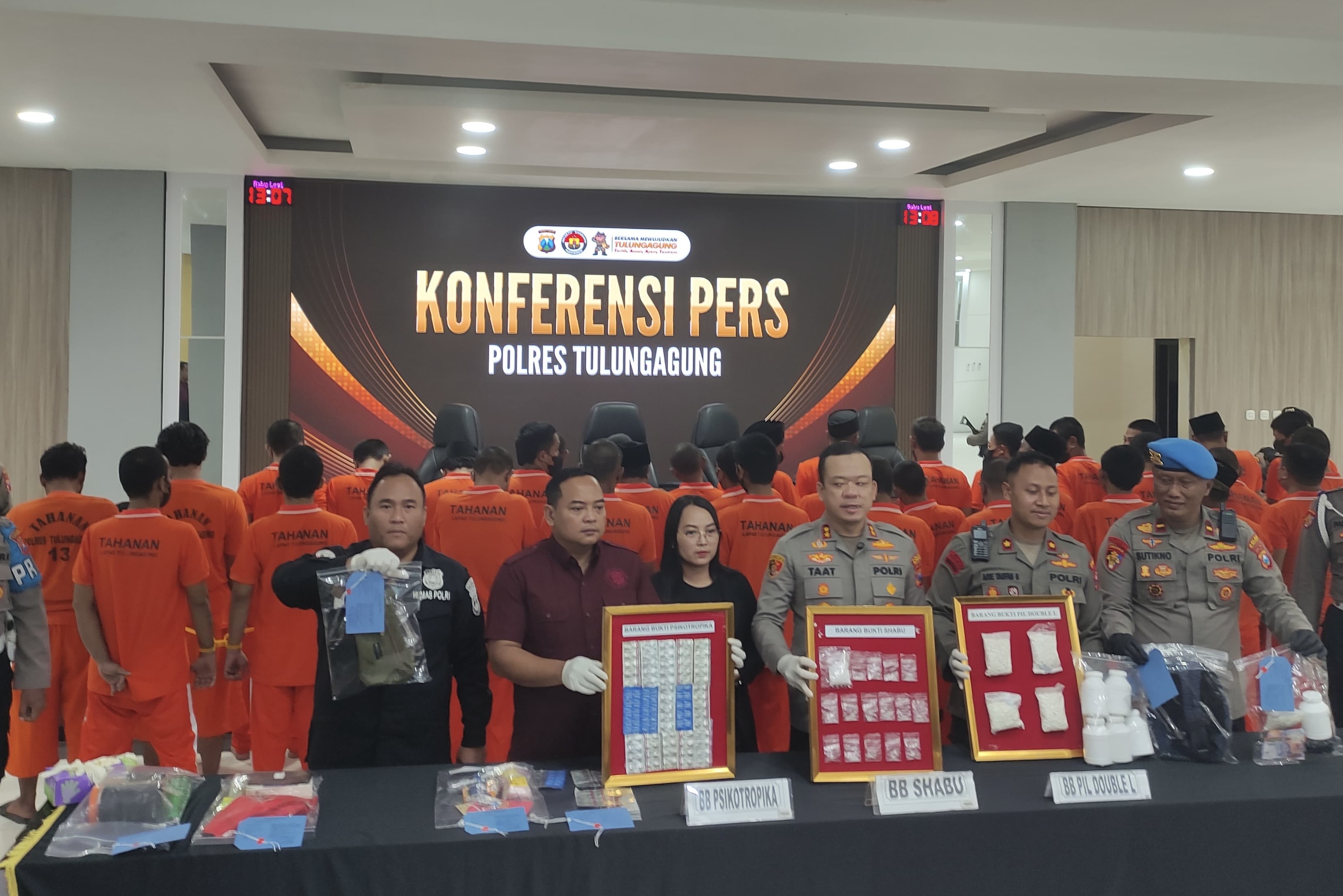 Polres Tulungagung menggelar rilis ungkap kasus narkoba selama tiga bulan. (SANDY YUWANA/RADAR TULUNGAGUNG)
