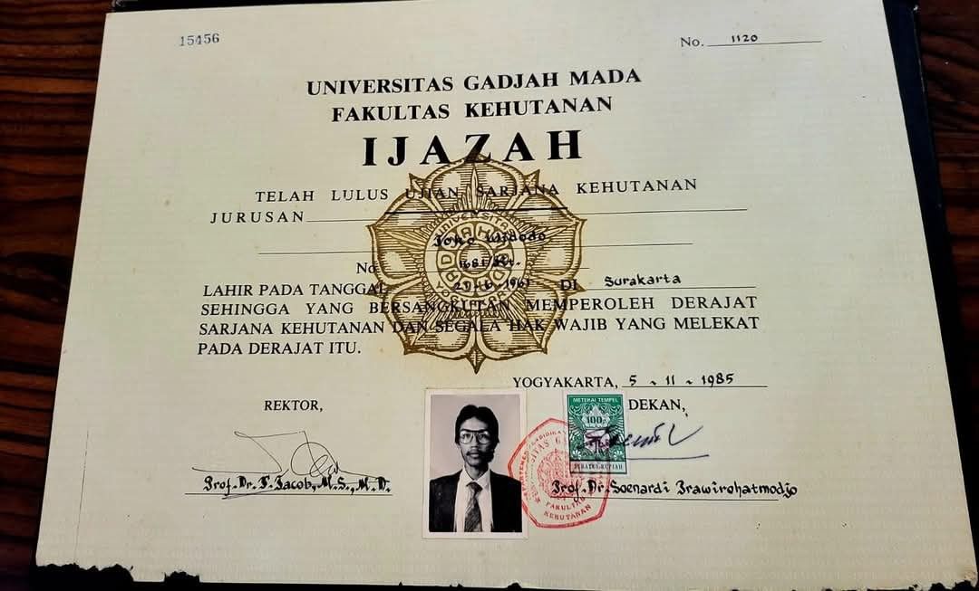 Pengamat Kebijakan Publik Bonatua Silalahi (pemohon) menunjukkan berkas gugatan yang dia layangkan di Komisi Informasi DKI Jakarta.