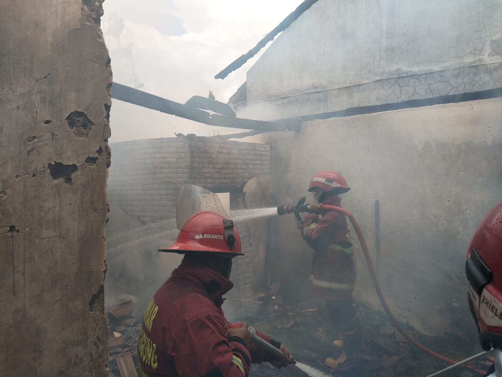 Api melahap rumah Jamal, warga Desa Serut, Kecamatan Boyolangu. (DAMKAR TULUNGAGUNG)
