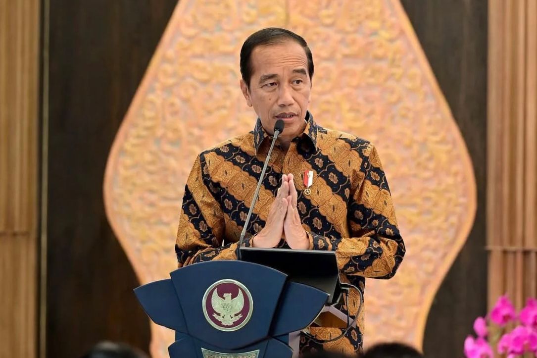 Anggota Forum Purnawirawan Prajurit TNI (FPP-TNI) bersama Sekjen TPUA Azam Khan di depan Gedung Bareskrim Polri, membawa tuntutan agar kasus ijazah Jokowi dibuka kembali.