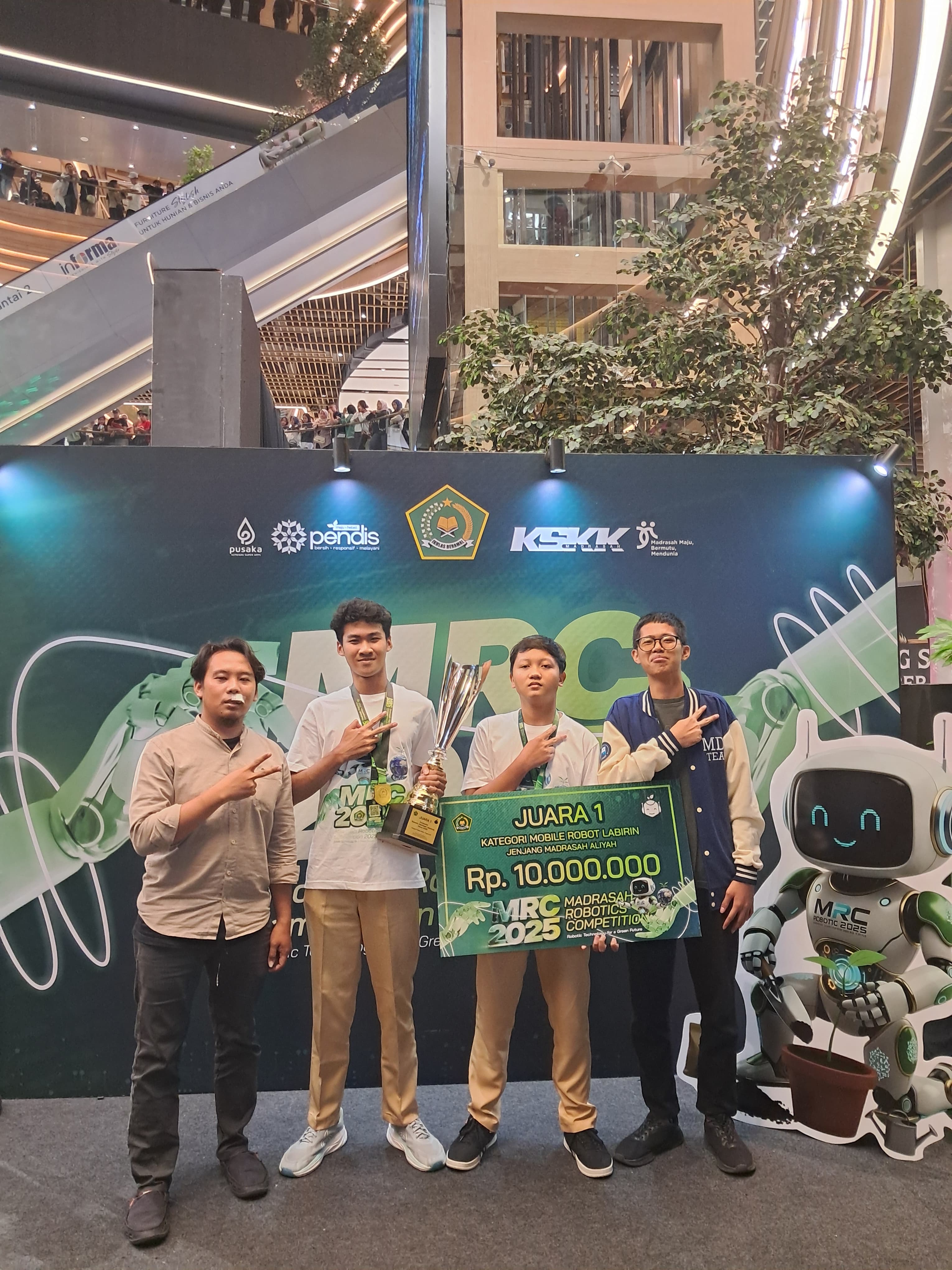 Tim MDR_Bismillah dari MAN 2 Tulungagung mampu menjadi juara 1 kejuaraan robotik tingkat nasional yang digelar Kementerian Agama.
