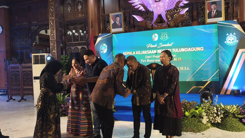 Bupati Gatut Sunu memberi ucapan selamat ke Kajari Tulungagung Daniel De Rozari.