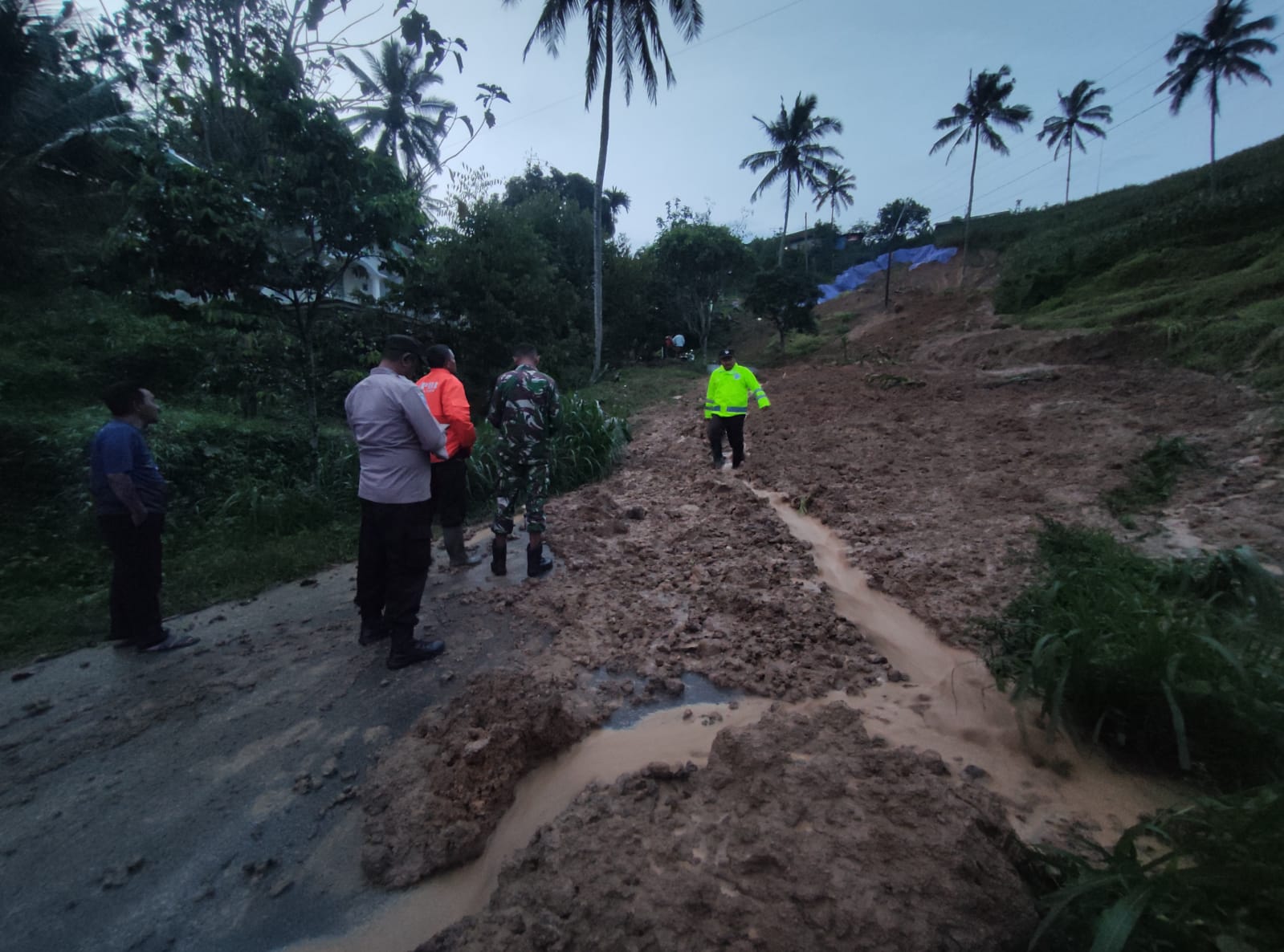 Peristiwa tanah longsor sempat membuat jalan Desa Kradinan tertutup pada Jumat lalu, kini sudah bisa dilalui lagi.