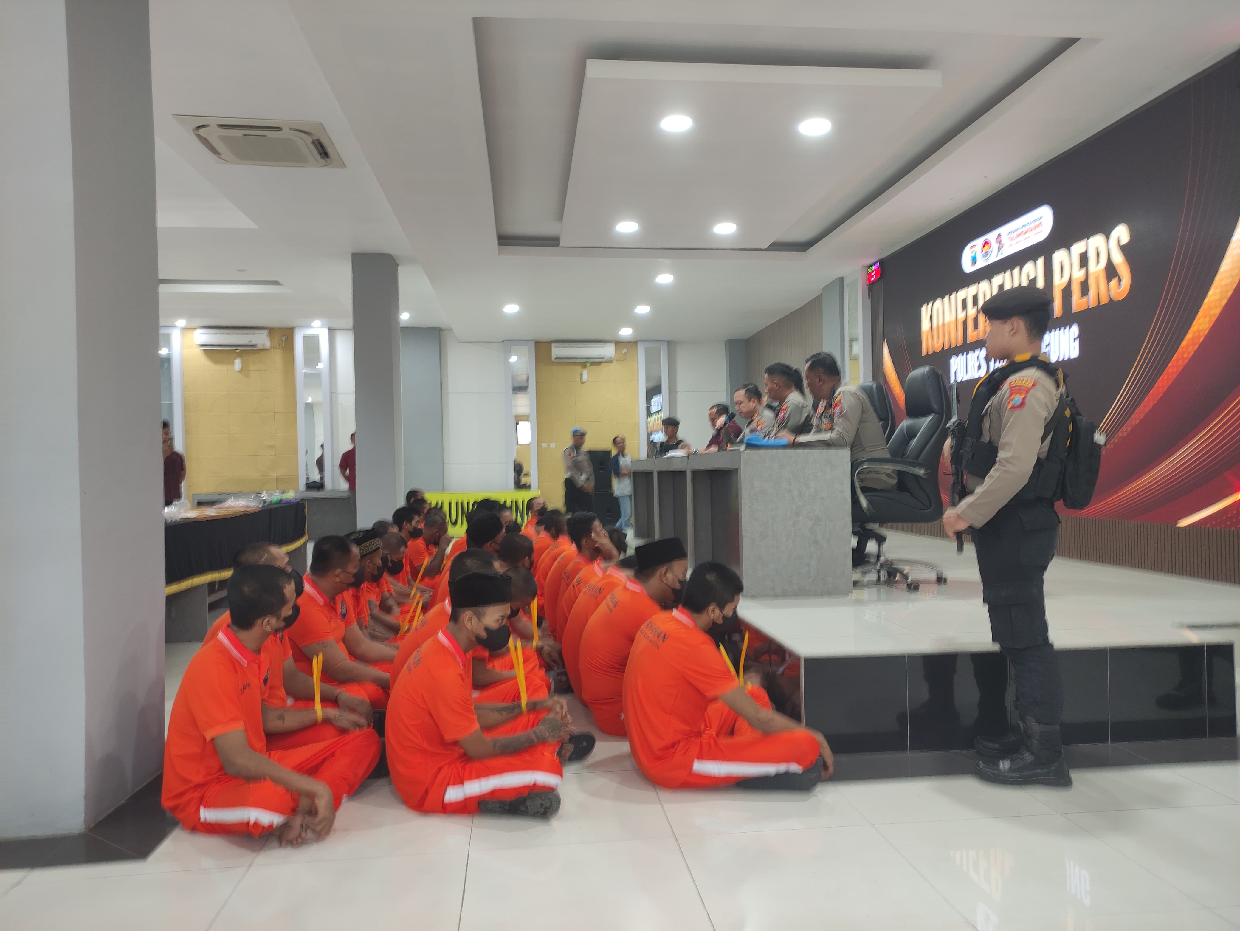 40 tersangka pengedar berikut ratusan gram barang bukti narkoba diamankan polisi. (SANDY YUWANA/RADAR TULUNGAGUNG)