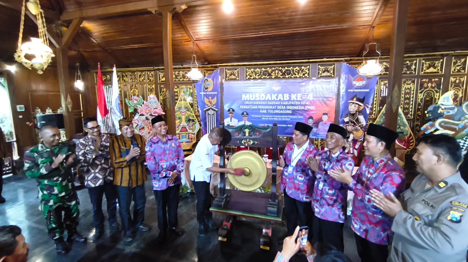 Bupati Gatut Sunu Wibowo (tengah) membuka Musdakab PPDI Tulungagung ke-4, Kamis (6/11) pagi.