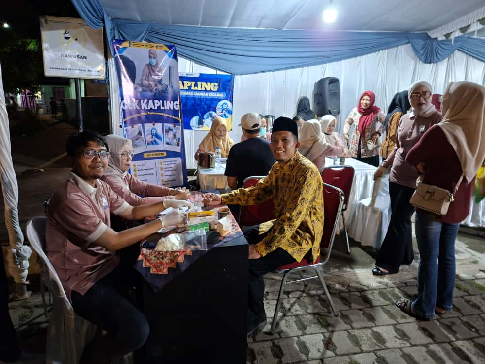 Plt Camat Kauman, M Ardian Candra, tampak menikmati suasana Festival Pangan Murah di stan pengobatan gratis. (KECAMATAN KAUMAN UNTUK RADAR TULUNGAGUNG)