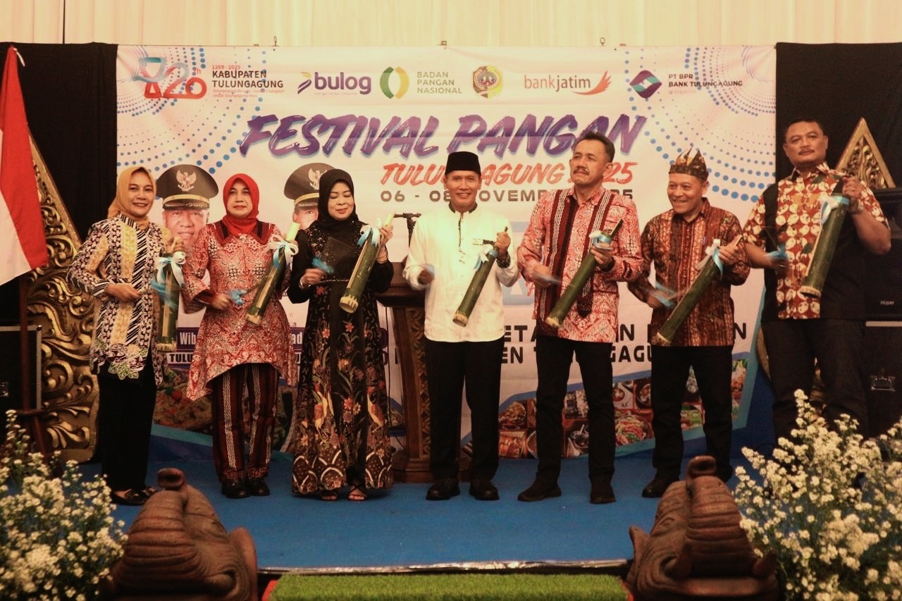Wabup Tulungagung Ahmad Baharudin dan forkopimda membuka secara resmi Festival Pangan Tulungagung pada Kamis malam. (RINTO WAHYU/RADAR TULUNGAGUNG)