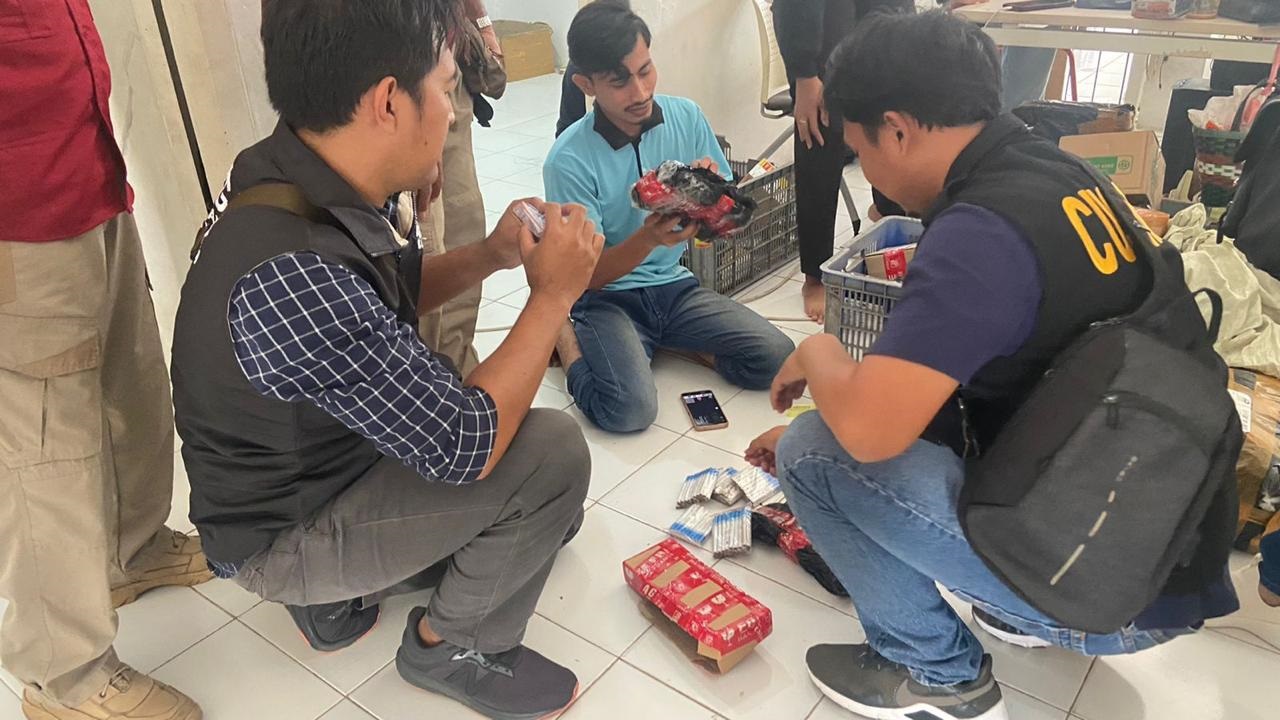 Tim gabungan saat merazia peredaran rokok ilegal di sebuah biro pengiriman barang. (SATPOL PP TULUNGAGUNG)