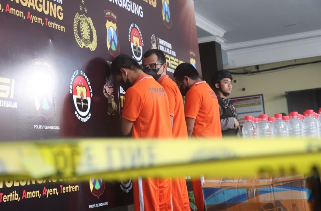 Tiga tersangka peredaran miras antar daerah berhasil dibekuk Polres Tulungagung. (SANDY YUWANA/RADAR TULUNGAGUNG)