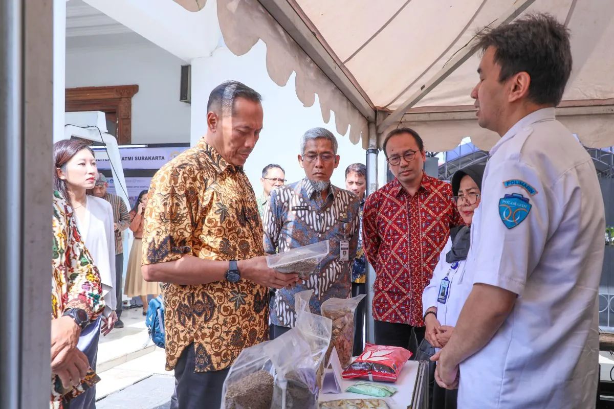 Sekretaris Daerah Jawa Tengah Sumarno mengunjungi stand pameran inovasi teknologi saat pembukaan Festival Panen Raya Berdikari Jawa Tengah Tahun 2025.