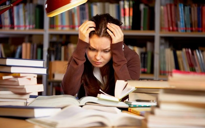 Akademik burnout adalah kondisi kelelahan secara emosional, mental, dan fisik yang disebabkan oleh tekanan akademik yang berkepanjangan.