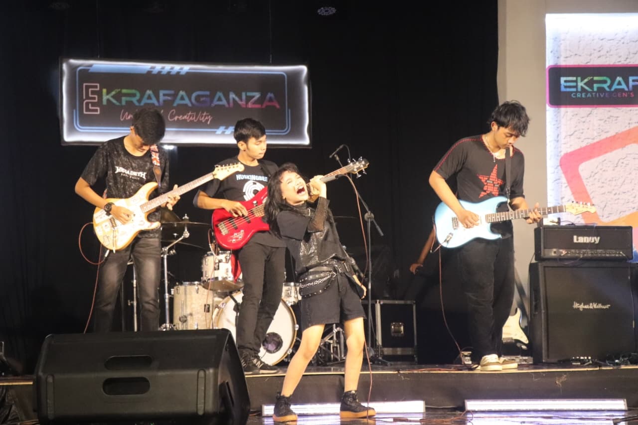 Penampilan salah satu band dalam event Ekrafaganza di GOR Lembu Peteng, Tulungagung. (SANDY YUWANA/RADAR TULUNGAGUNG)