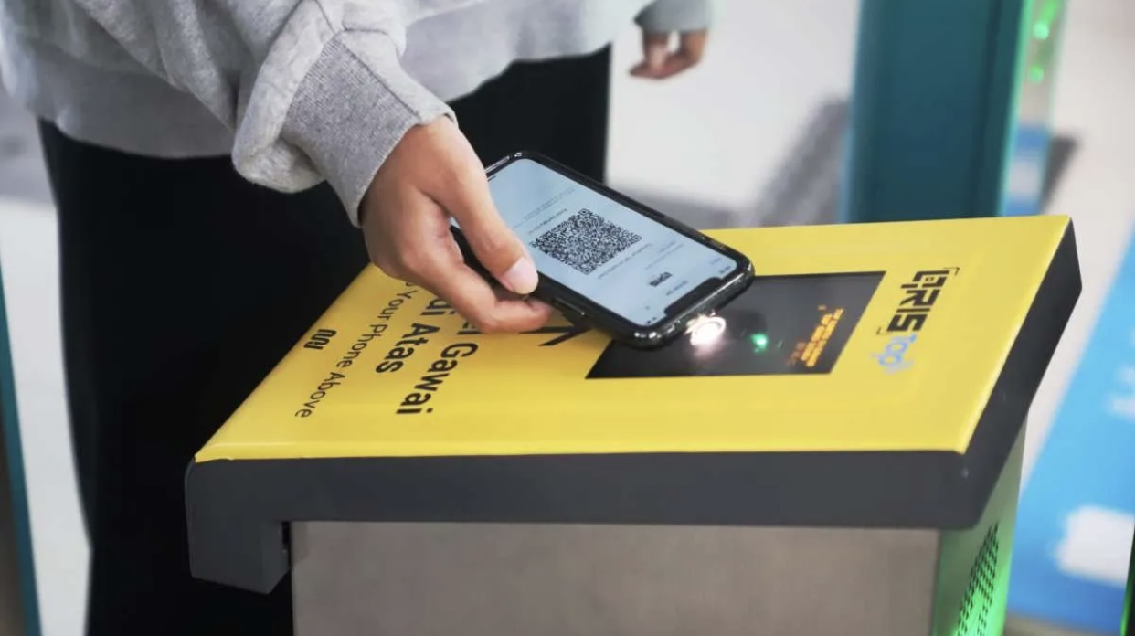 Kini naik transportasi umum di Jabodetabek makin praktis: pakai fitur QRIS Tap di ponsel (aktifkan NFC) tinggal tempel di gate saat masuk dan keluar&mdash;tanpa kartu uang elektronik.(Media Indonesia)