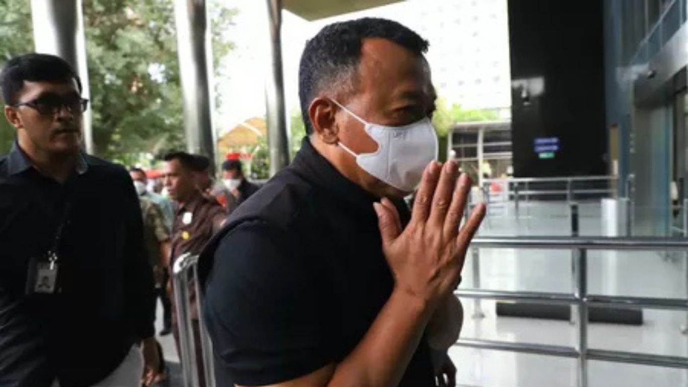 Bupati Ponorogo Sugiri Sancoko berjalan menuju ruang pemeriksaan setibanya di Gedung Merah Putih KPK, Jakarta, Sabtu (8/11/2025).(jawapos.com)