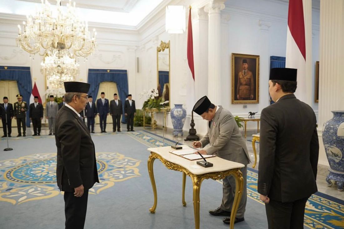 Presiden Prabowo Subianto memimpin upacara pelantikan Komisi Percepatan Reformasi Kepolisian di Istana Merdeka.