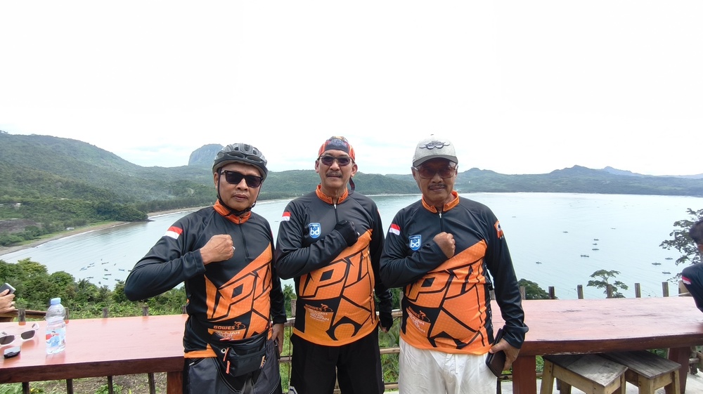 Ketua PII Provinsi Jatim Gentur Prihantoro foto bersama wakil ketua dan bendahara.