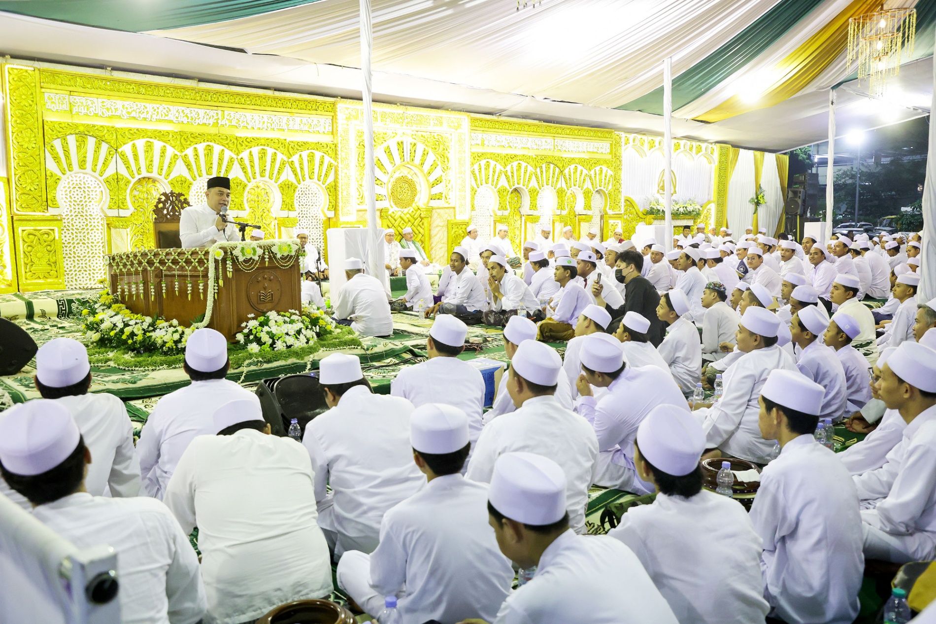 Ribuan Bonek dan Bonita mengikuti doa bersama memperingati Hari Pahlawan. (PEMKOT SURABAYA)