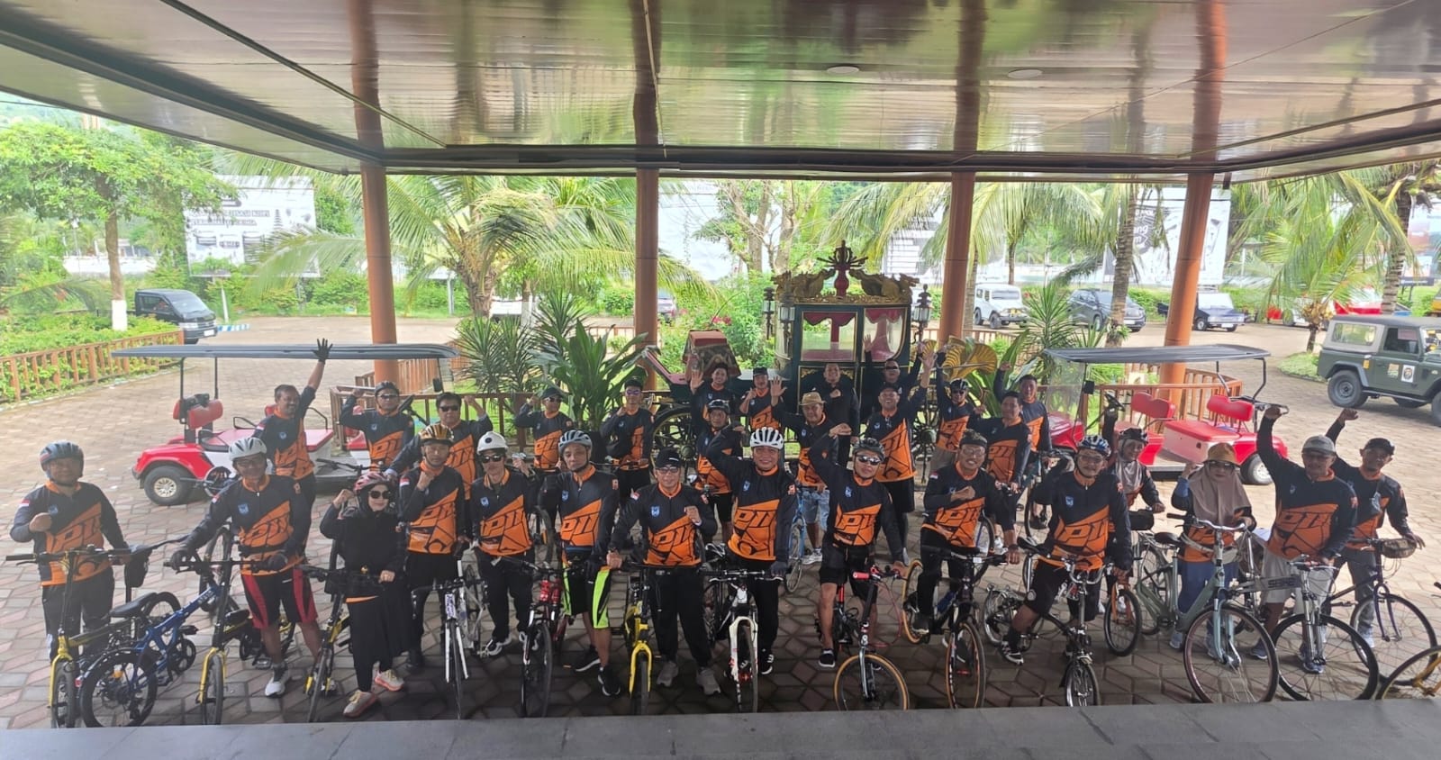 Rombongan PII Provinsi Jatim foto bersama di kawasan Pantai Midodaren.