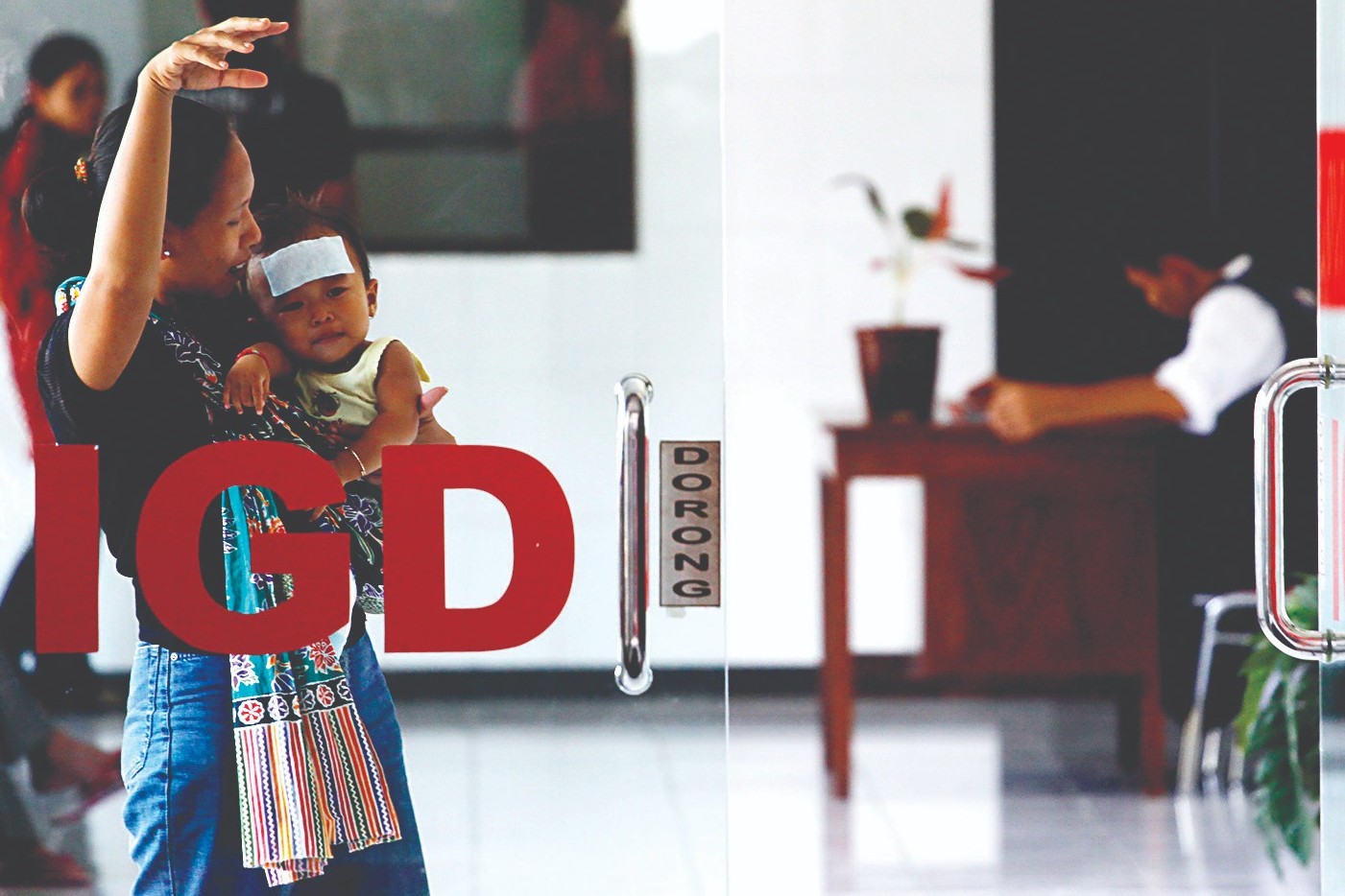 Seorang ibu sedang momong anaknya yang sedang dirawat di RSUD dr Iskak. (DOK RADAR TULUNGAGUNG)