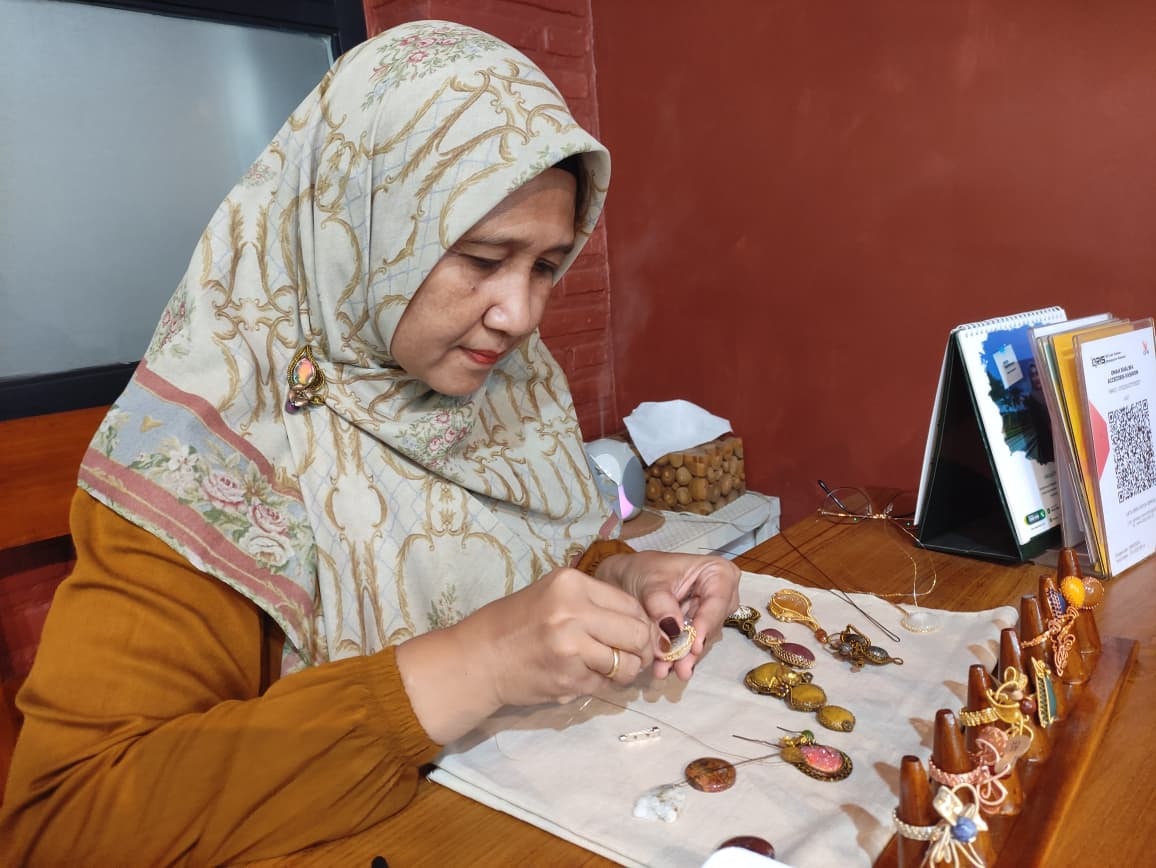 Lucky Riswanti mengolah batu akik menjadi bentuk baru yang bernilai ekonomis tinggi. (SANDY YUWANA/RADAR TULUNGAGUNG)