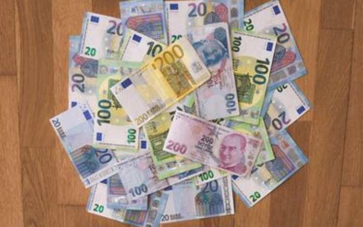 Uang kertas berbagai nominal, simbol langkah besar pemerintah dalam redenominasi Rupiah demi memperkuat nilai dan kredibilitas mata uang nasional menuju 2027. (Ilustrasi)