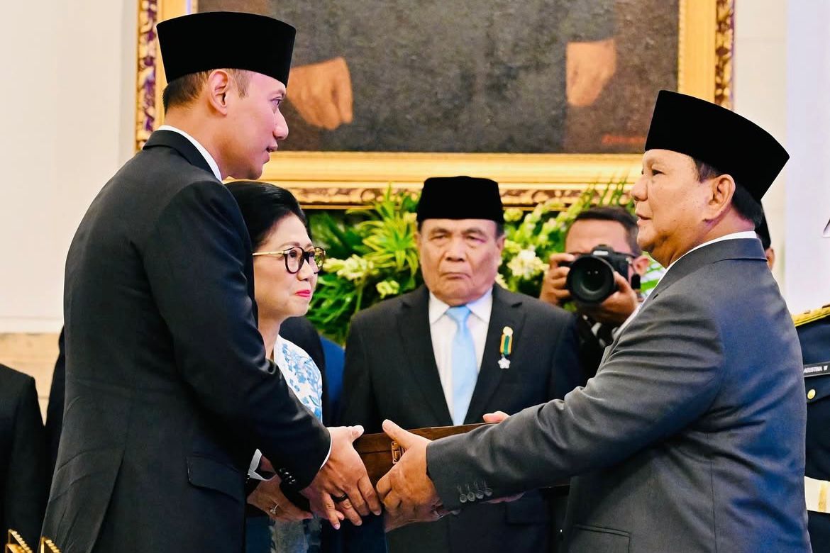 HY mewakili keluarga menerima anugerah Pahlawan Nasional Sarwo Edhie Wibowo dalam upacara yang dipimpin Presiden Prabowo Subianto di Istana Kepresidenan RI.