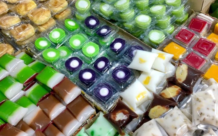 Kalau kamu sering jalan-jalan ke pasar tradisional, pasti pernah mencium aroma khas jajanan kukus yang menggoda.