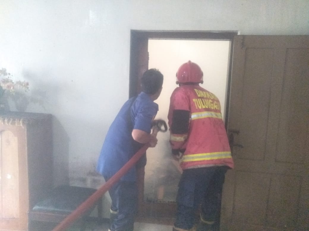 Personel Damkar Tulungagung memadamkan api yang melalap sebuah rumah di Desa Tanggung, Kecamatan Campurdarat. (DAMKAR TULUNGAGUNG)