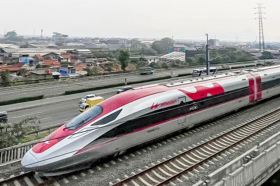 Kereta Cepat Jakarta-Bandung (Whoosh), proyek infrastruktur strategis yang kini tengah diselidiki KPK terkait dugaan Mark-up Anggaran dan pembebasan lahan.