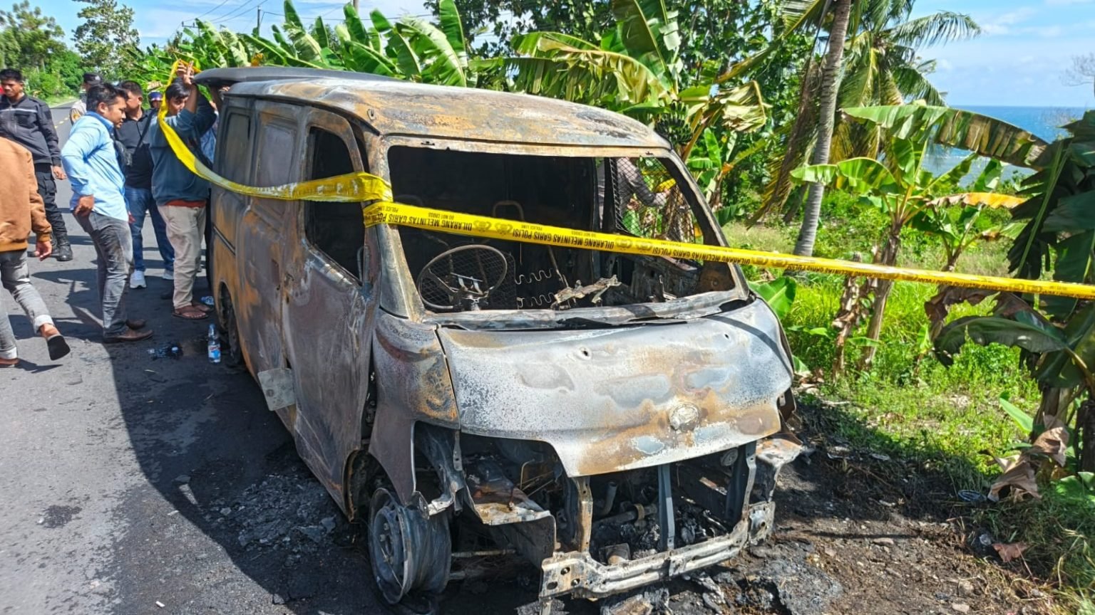 Polisi memasang garis polisi di lokasi kejadian Korsleting Granmax BNI yang menyebabkan Uang Rp 4,6 Miliar Hangus terbakar.