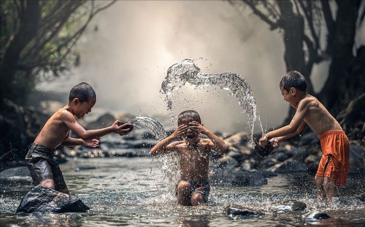 Mandi di sungai saat masih kecil adalah salah satu kenangan yang paling membekas bagi banyak orang, terutama yang tumbuh di pedesaan.
