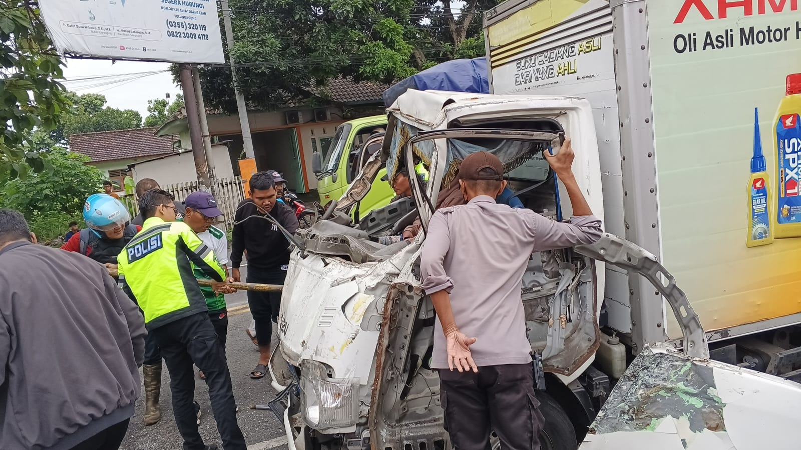 Sebuah mobil boks tabrak truk yang keluar SPBU Ngantru pada Kamis pagi. (SATLANTAS POLRES TULUNGAGUNG)