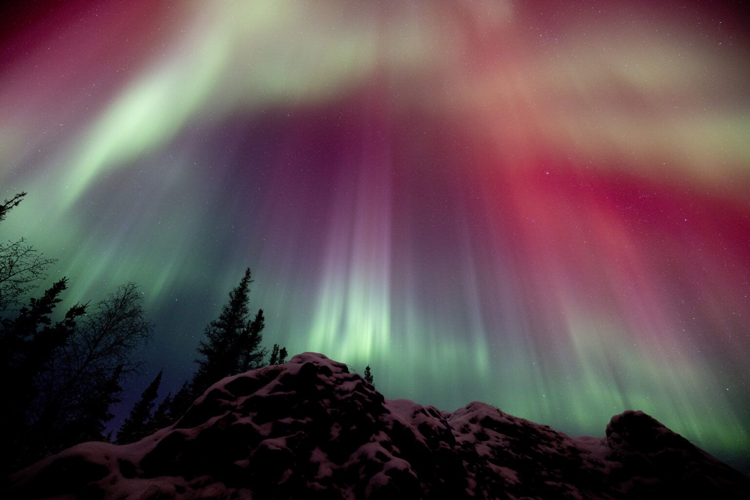 Cahaya Utara menari di langit di atas Fairbanks, Alaska, pada 11 November 2025, dihasilkan oleh flare Matahari yang menghasilkan visual yang sangat jelas.