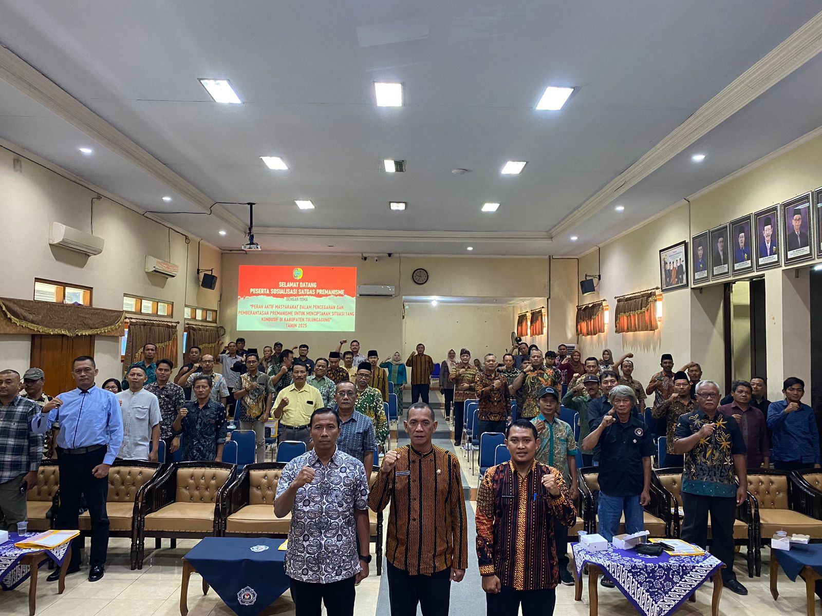 Kepala Bakesbangpol Tulungagung Agus Prijanto Utomo (tengah) foto bersama pemateri dan peserta sosialisasi Satgas Premanisme.