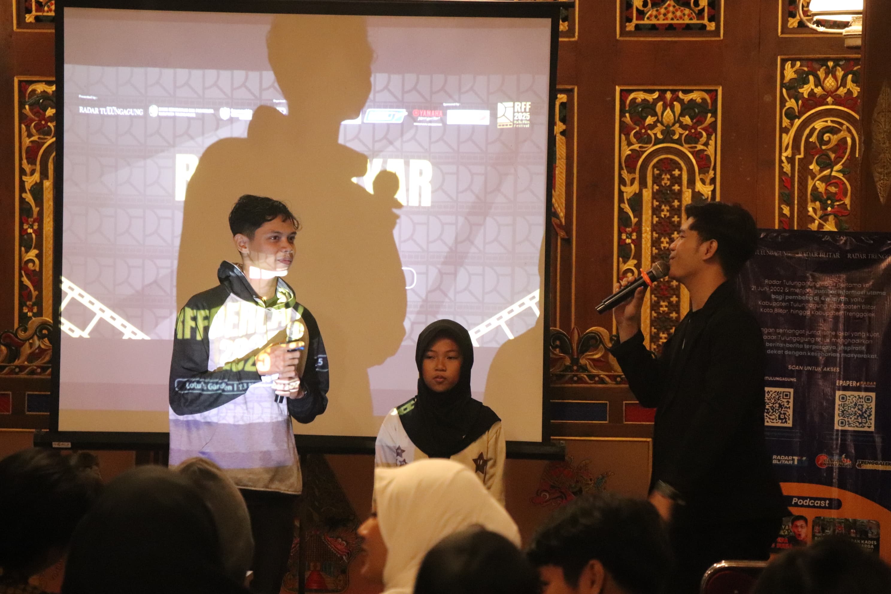 Salah satu tim peserta RFF 2025 ketika berinteraksi dengan MC dan penonton lain dalam acara RFF Berlayar