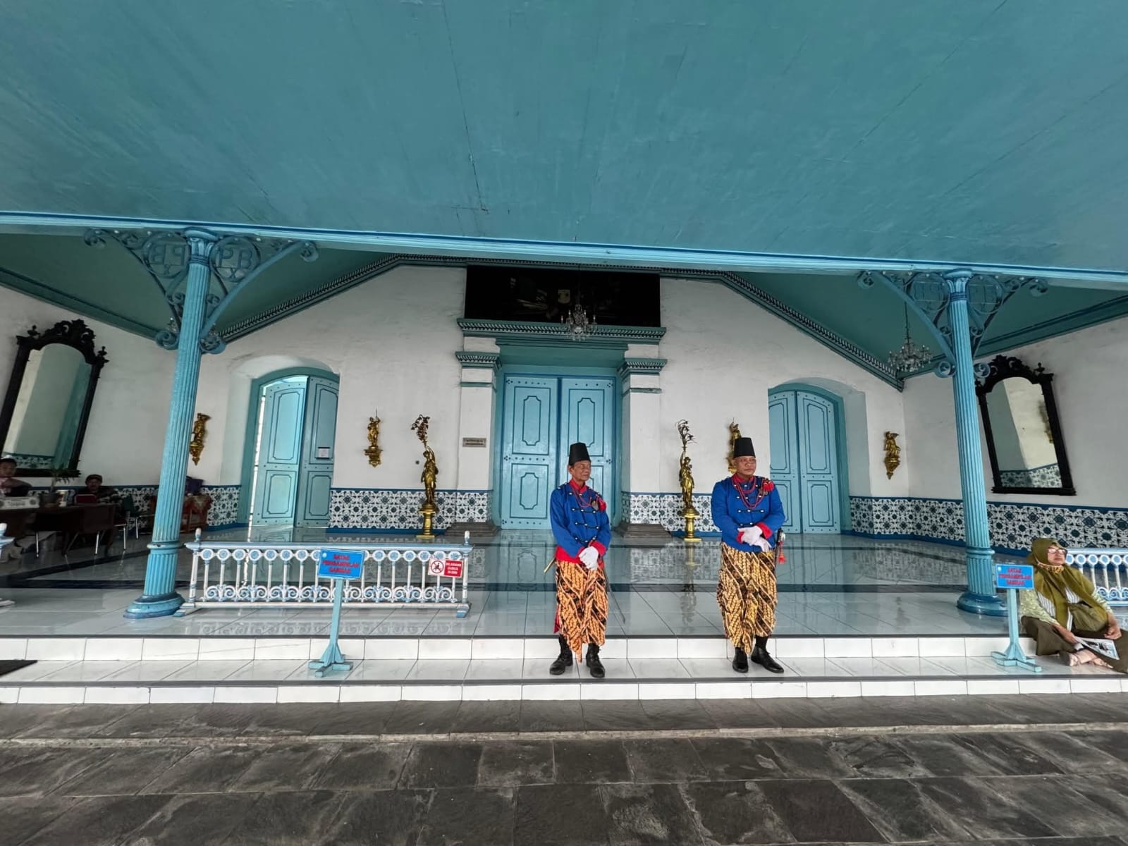 Bagian depan Keraton Surakarta Hadiningrat yang dijaga pengawal. (FACEBOOK JUMLIA)