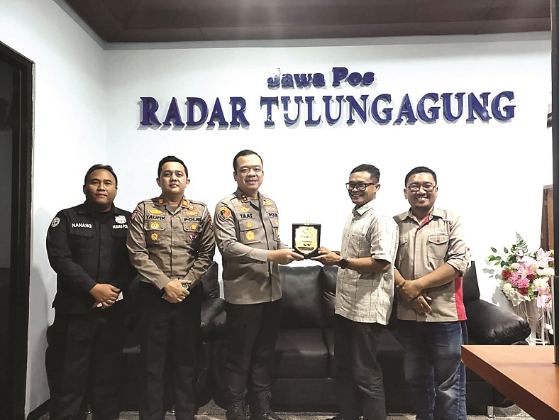 Kapolres Tulungagung AKBP Muhammad Taat Resdi menerima cenderamata dari GM Radar Tulungagung Andrian Sunaryo. (SANDY YUWANA/RADAR TULUNGAGUNG)