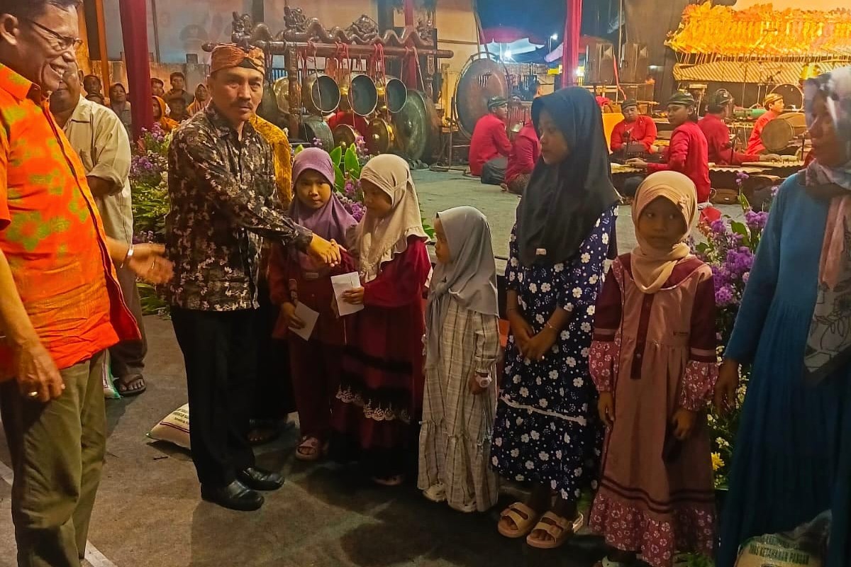 Camat Ngantru Sumarji Kuswantoro memberikan bantuan secara simbolis kepada anak yatim. (RINTO WAHYU/RADAR TULUNGAGUNG)