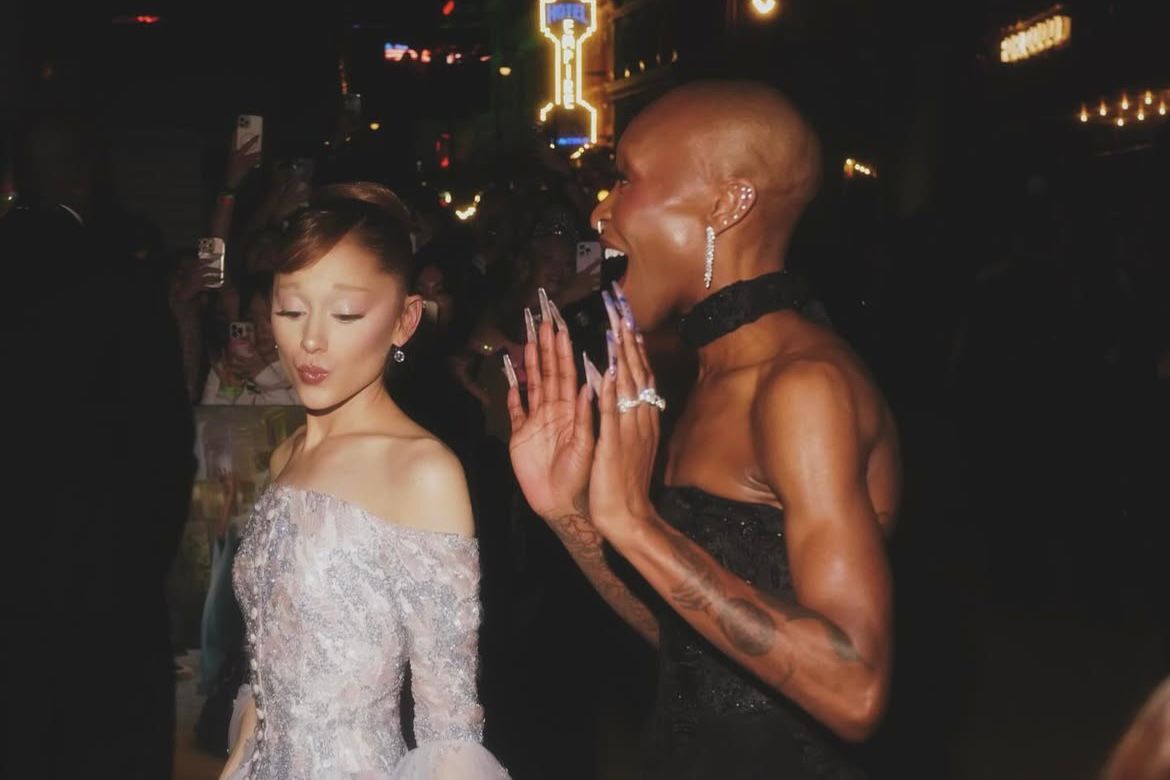 Ariana Grande Diserang dan tampak terkejut saat berada di karpet merah Gala Premiere Wicked For Good di Singapura.