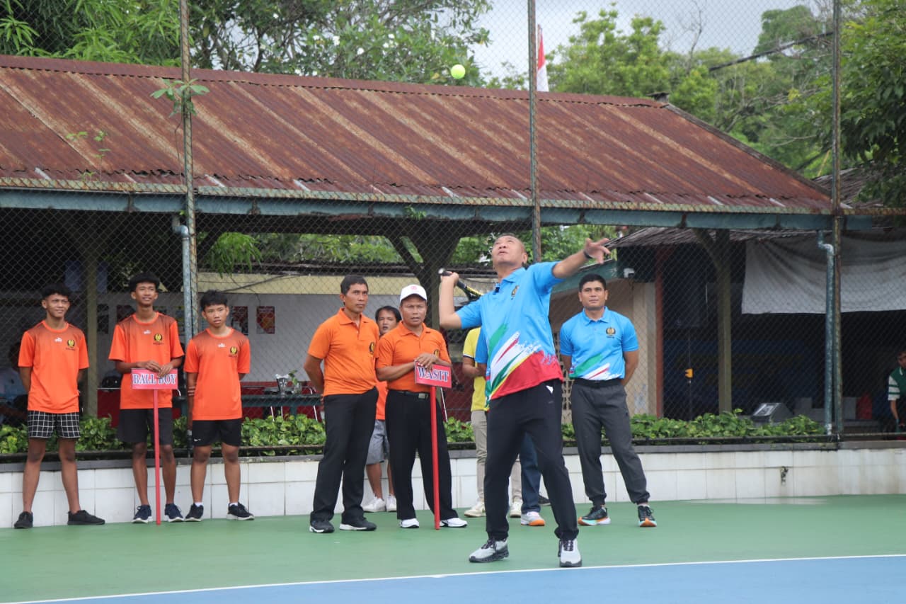 Turnamen Tenis Bupati Cup XII resmi dibuka oleh Bupati Tulungagung, Gatut Sunu Wibowo, sebagai rangkaian peringatan Hari Jadi ke-820 Kabupaten Tulungagung, Sabtu (15/11/2025).