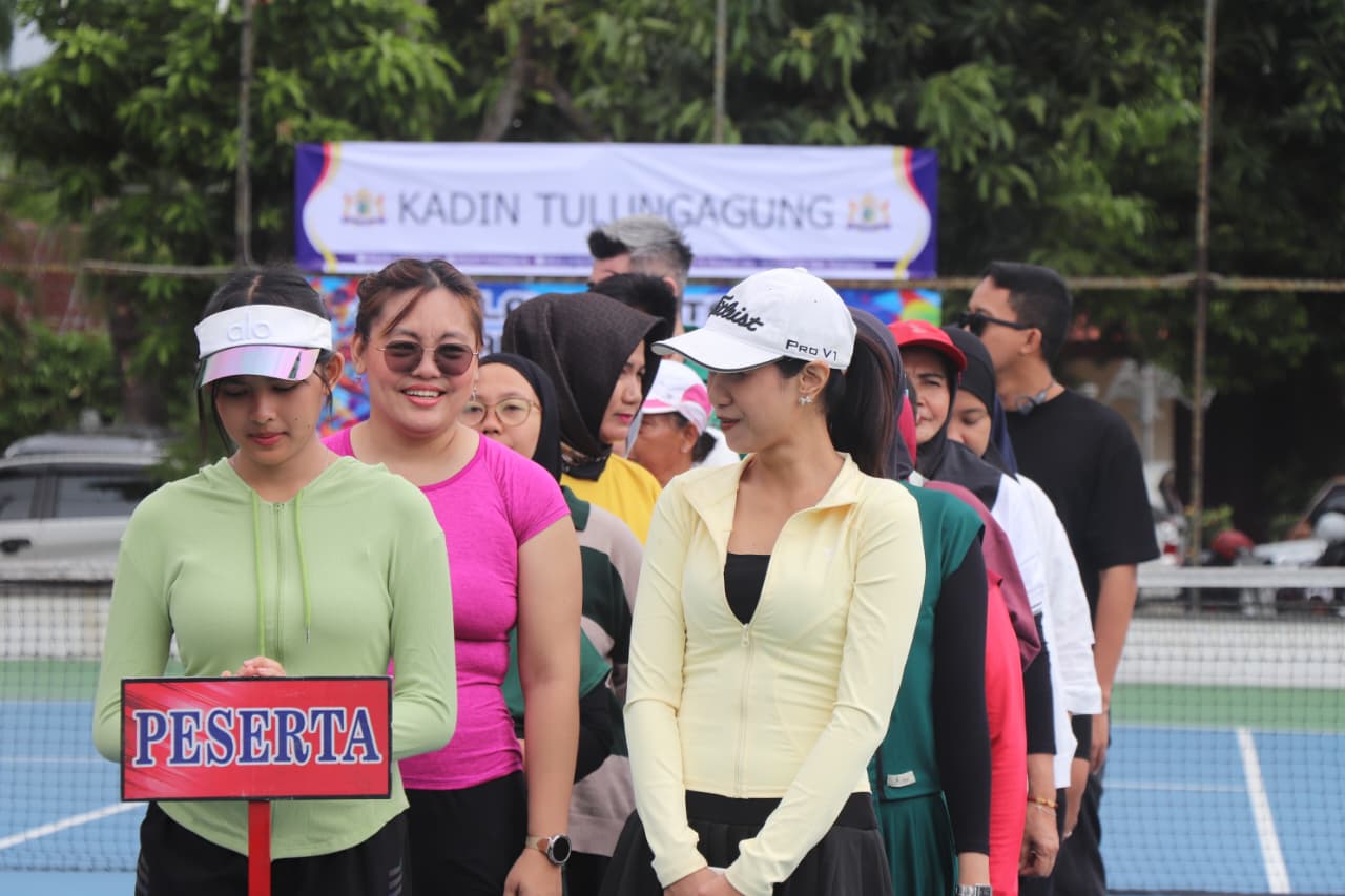 Para peser Turnamen Tenis Bupati Cup XII saat menguikuti prosesi pembukaan.