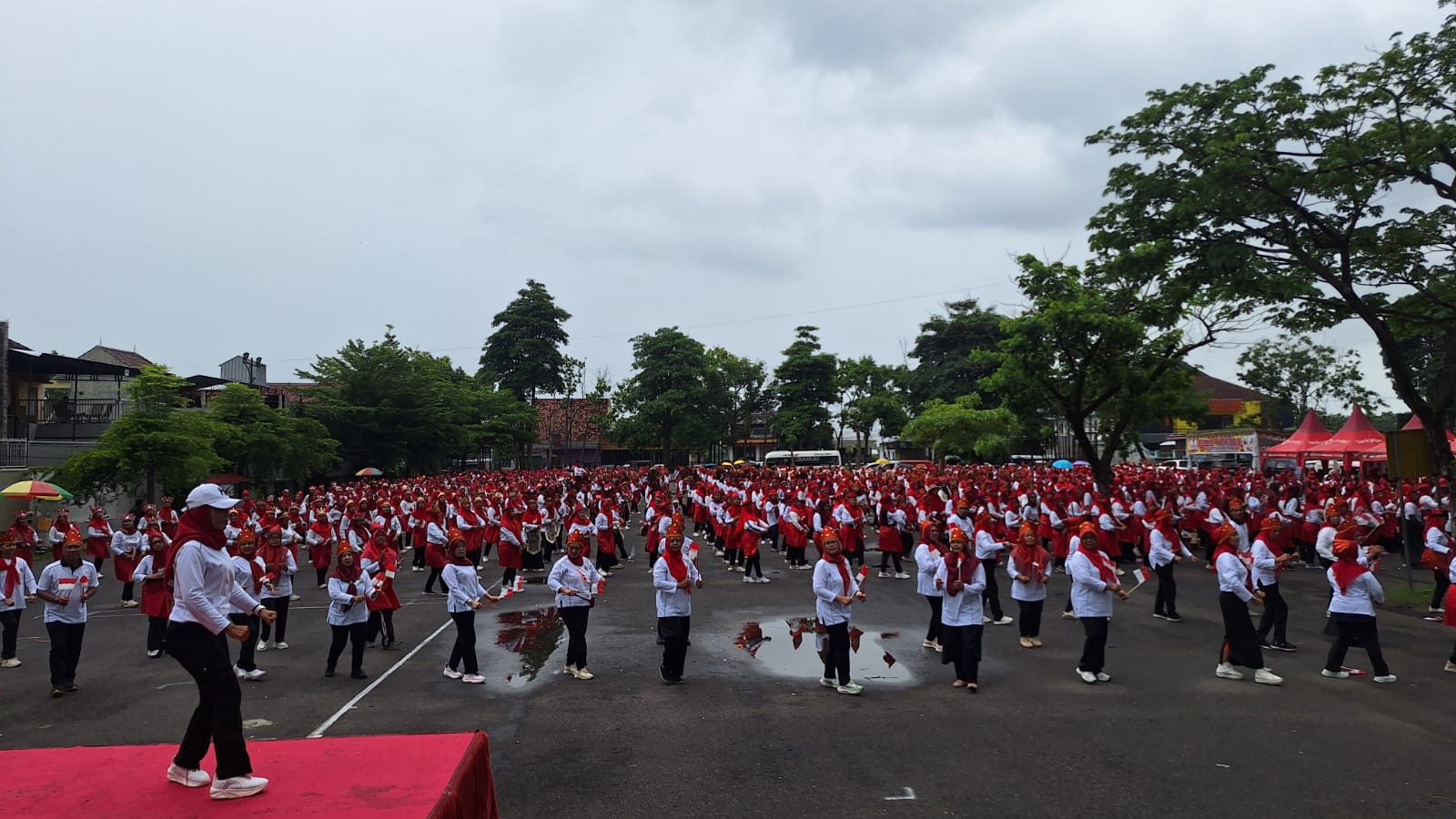 Sebanyak 1.846 guru TK se-Kabupaten Tulungagung dalam naungan IGTKI-PGRI ikuti kegiatan Gebyar Senam dan Tari 7 Kebiasaan Anak Indonesia Hebat, di Gor Lembu Peteng, Sabtu (15/11/2025).