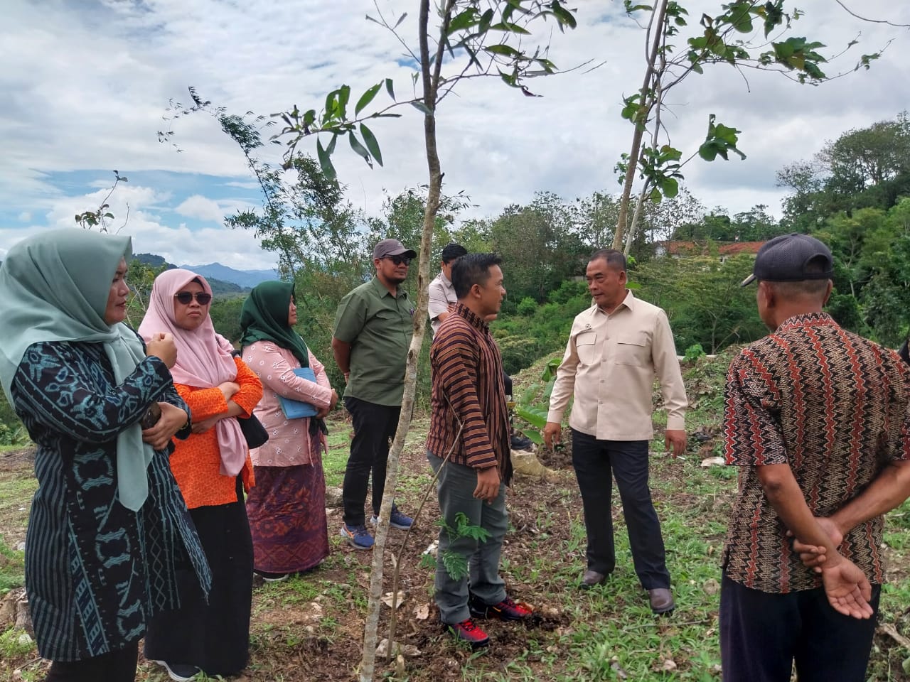 Tim gabungan melakukan survei di lahan yang bakal dibangun SPPG di Kecamatan Tanggunggunung.