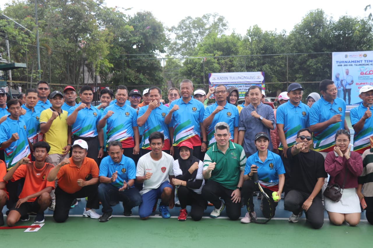Bupati Tulungagung Gatut Sunu Wibowo bersama dengan panitia dan peserta.