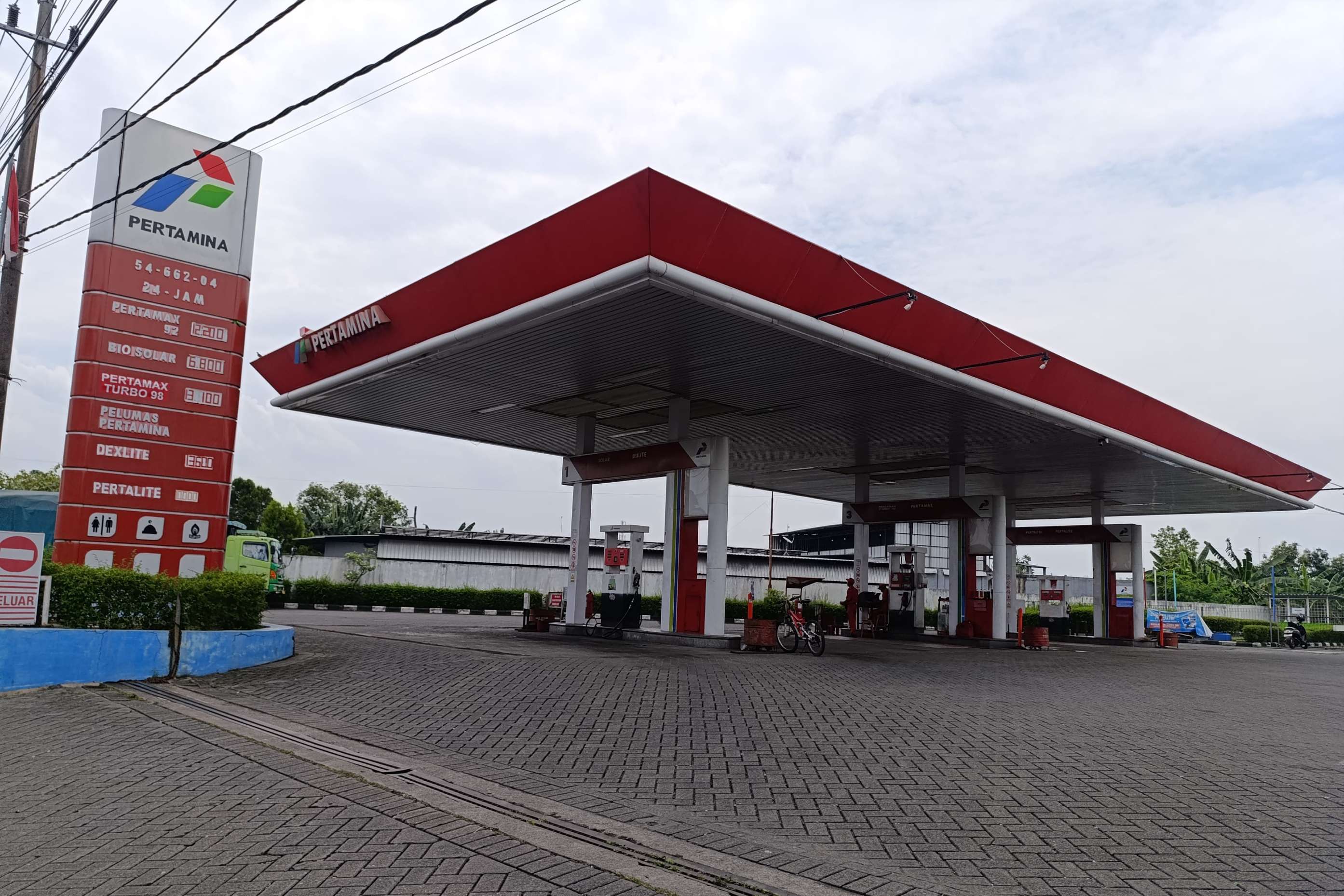 Penjualan BBM jenis Pertalite tetap stabil saat isu motor brebet. (ANNIZA MEINA/RADAR TULUNGAGUNG)
