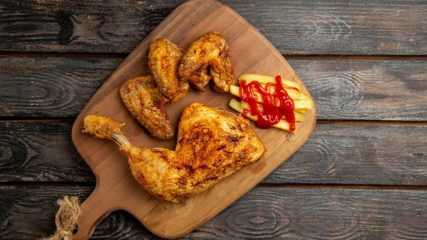 Ayam goreng bumbu kuning yang gurih dan autentik (freepik.com/kamranaydinov)